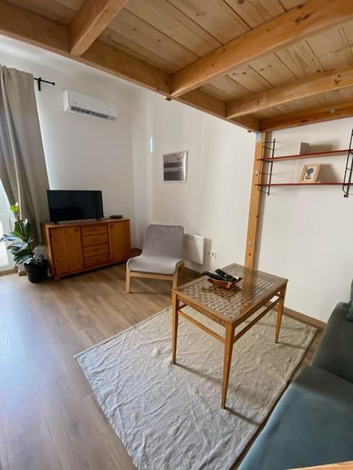 Charming In The Heart Of Gellert Area.
