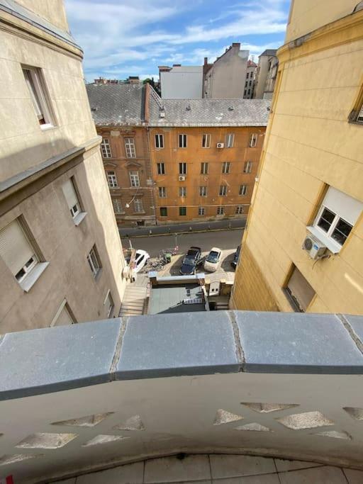 Charming In The Heart Of Gellert Area.